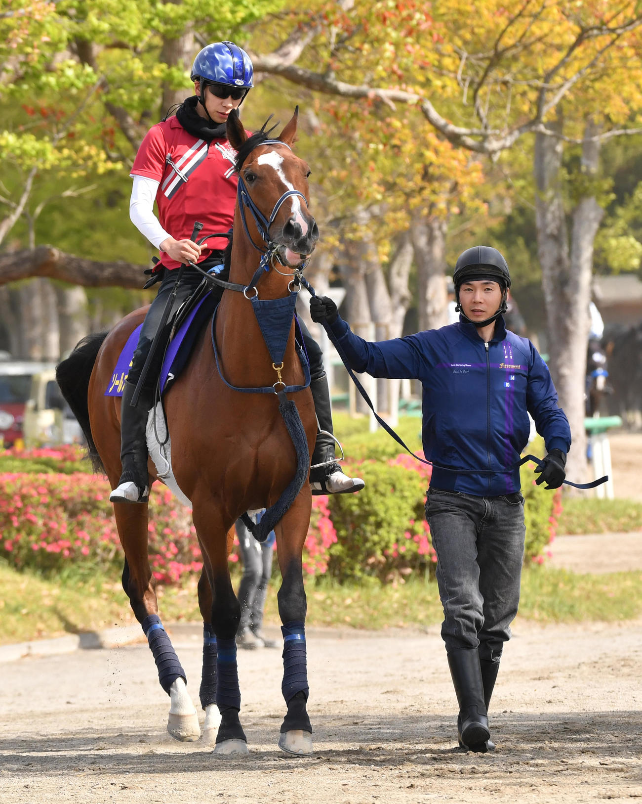 ソールオリエンスと横山武史騎手。右は名畑助手（2023年4月12日撮影）