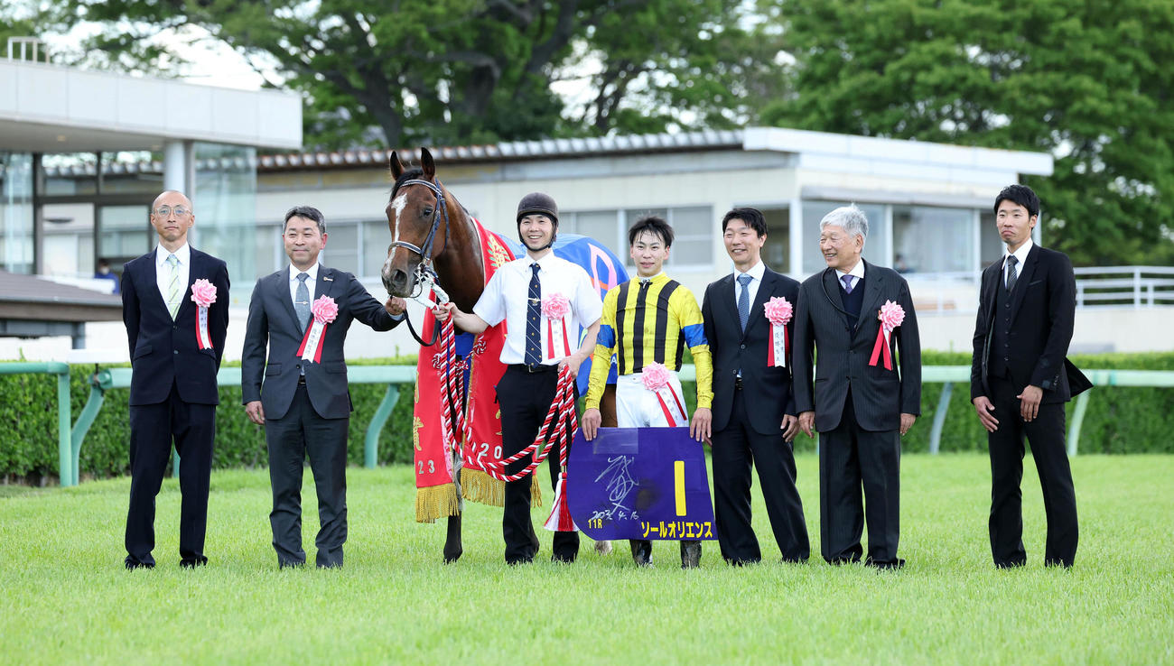 皐月賞をソールオリエンスで制して口取りに並ぶ横山武騎手（右から4人目）（撮影・白石智彦）