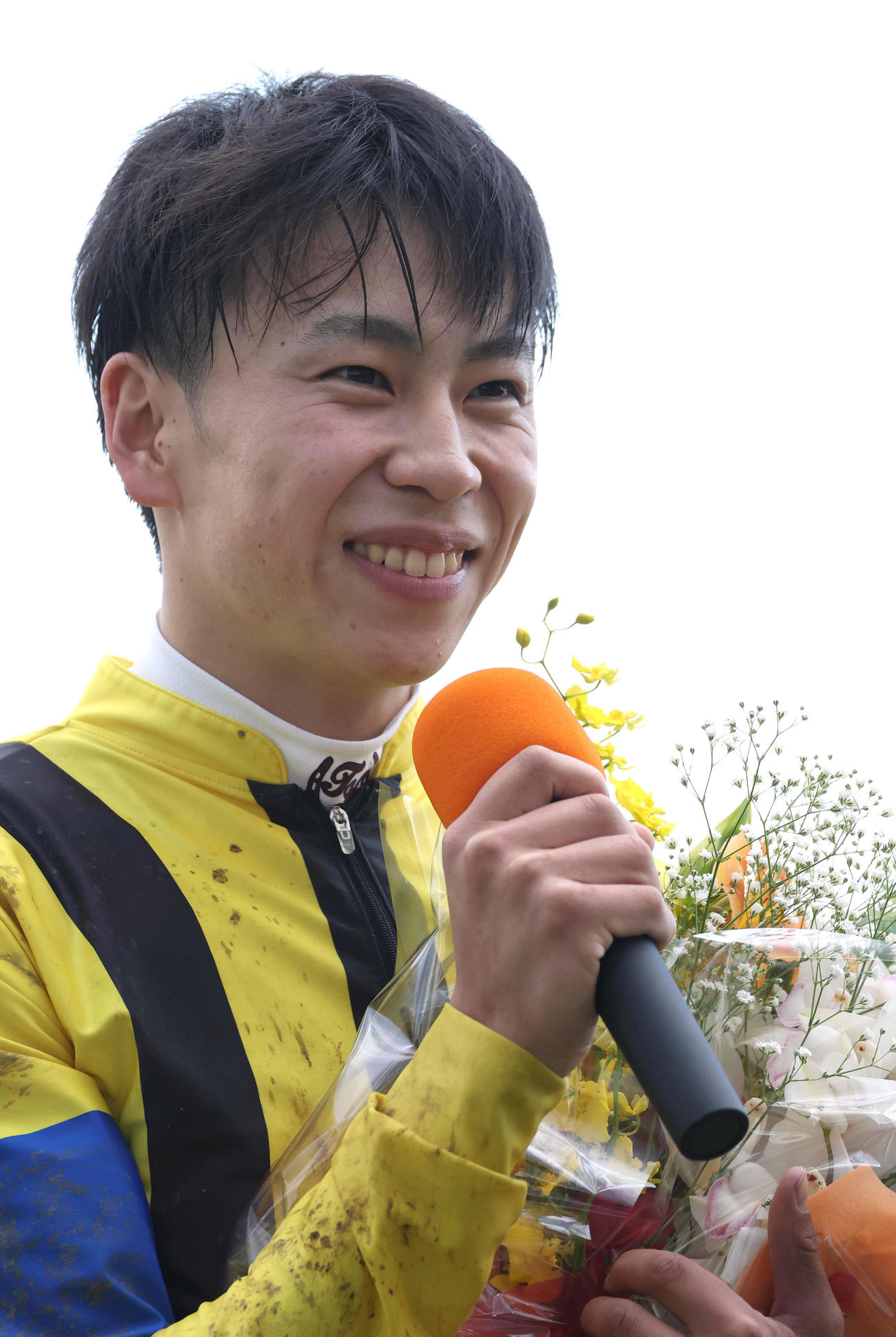 ヒーローインタビューで笑顔を見せる横山武騎手（撮影・白石智彦）