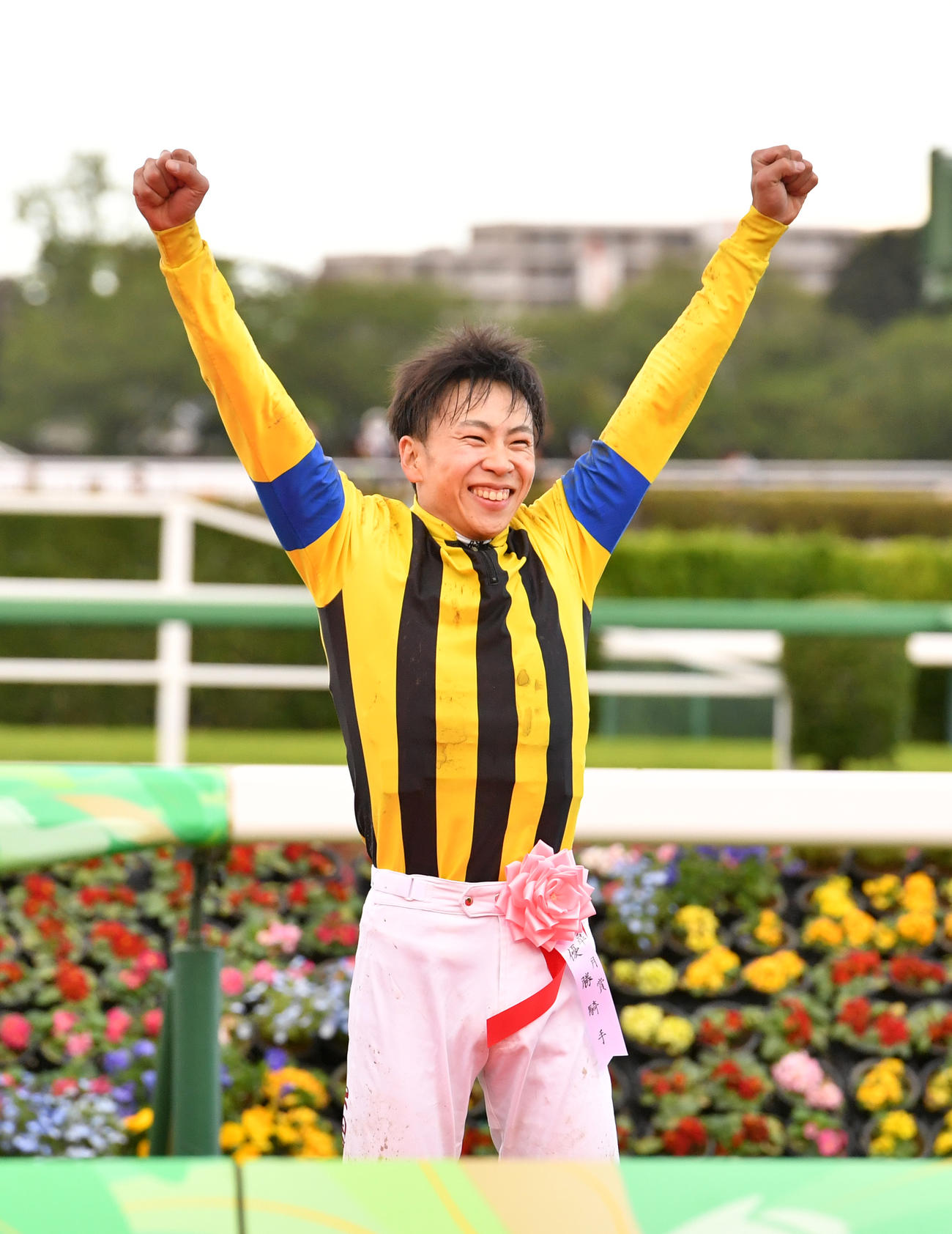 皐月賞を制したソールオリエンスの横山武史騎手はガッツポーズする（撮影・柴田隆二）