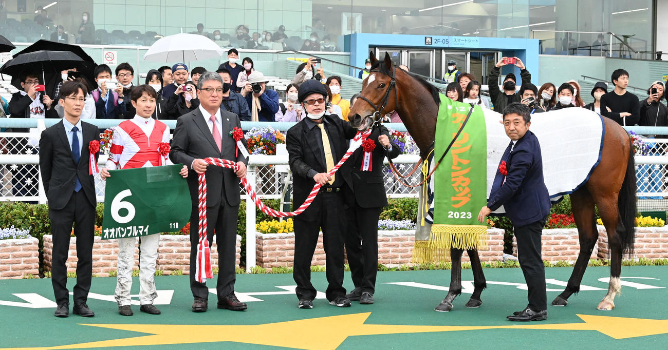 大外からゴール前差し切ってアーリントンCを制したオオバンブルマイと武騎手（左から2人目）（撮影・前岡正明）