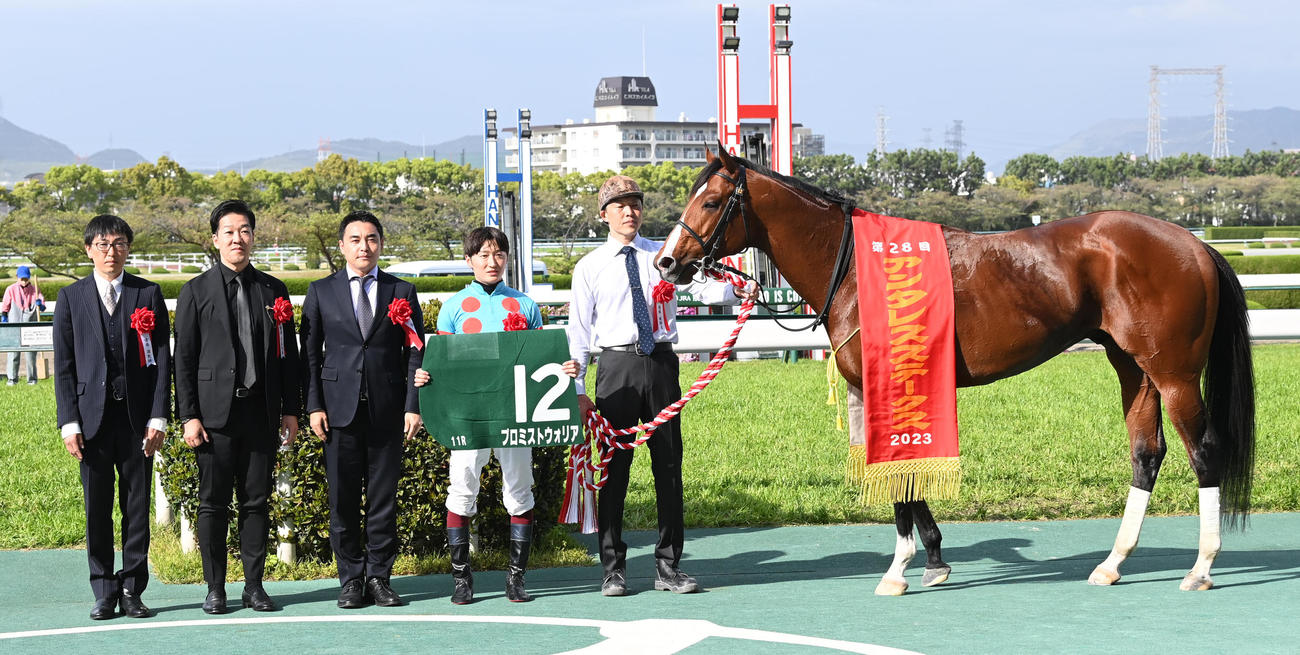 逃げ切ってアンタレスSを制したプロミストウォリアと鮫島駿騎手（撮影・前岡正明）