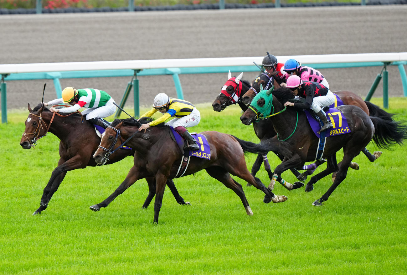 皐月賞を制したソールオリエンスと横山武騎手。左端は2着のタスティエーラと松山騎手（撮影・江口和貴）
