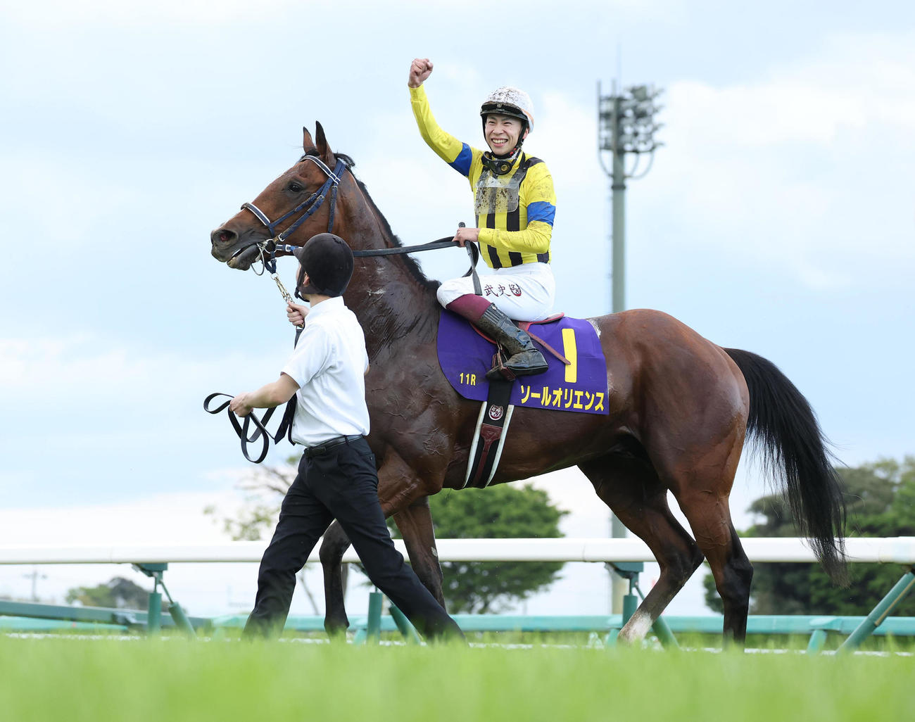 ウイニングランで横山武騎手はスタンドのファンに向かってガッツポーズする（撮影・白石智彦）