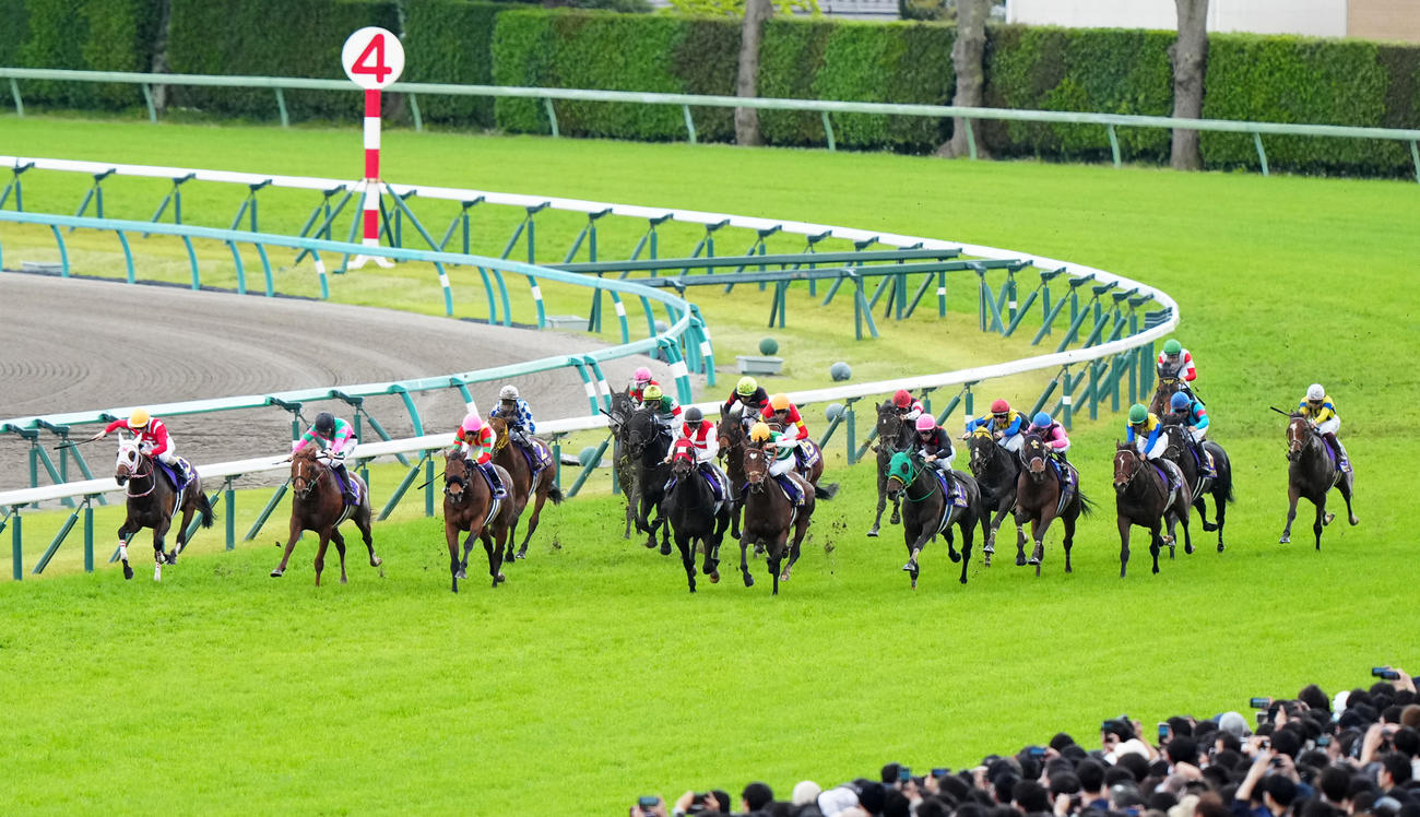 皐月賞で大外からゴールに向かうソールオリエンスと横山武騎手（右端）（撮影・江口和貴）