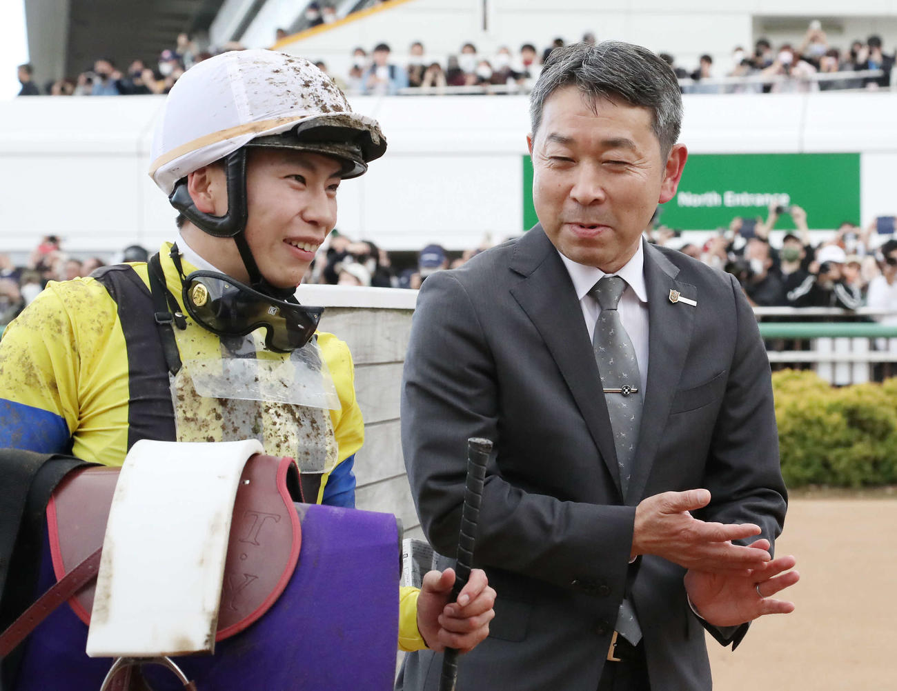 ソールオリエンスで皐月賞を制した横山武騎手（左）と手塚師（撮影・丹羽敏通）