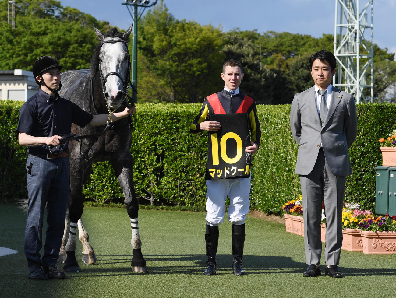 中山10R、春雷Sを制したマッドクールとレーン騎手（中央）、池添調教師（撮影・柴田隆二）