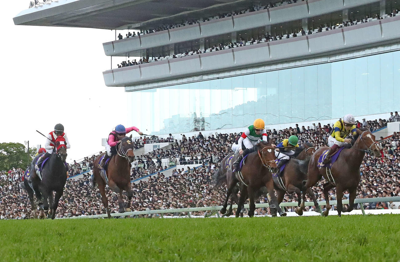 皐月賞を制したソールオリエンスと横山武騎手（右）