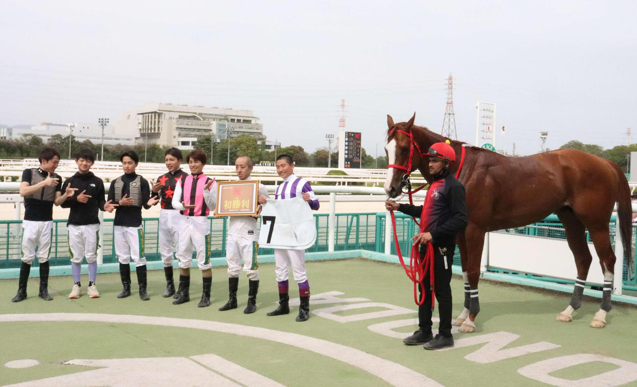 園田7Rで初勝利を挙げた山本屋太三騎手（右から2人目）