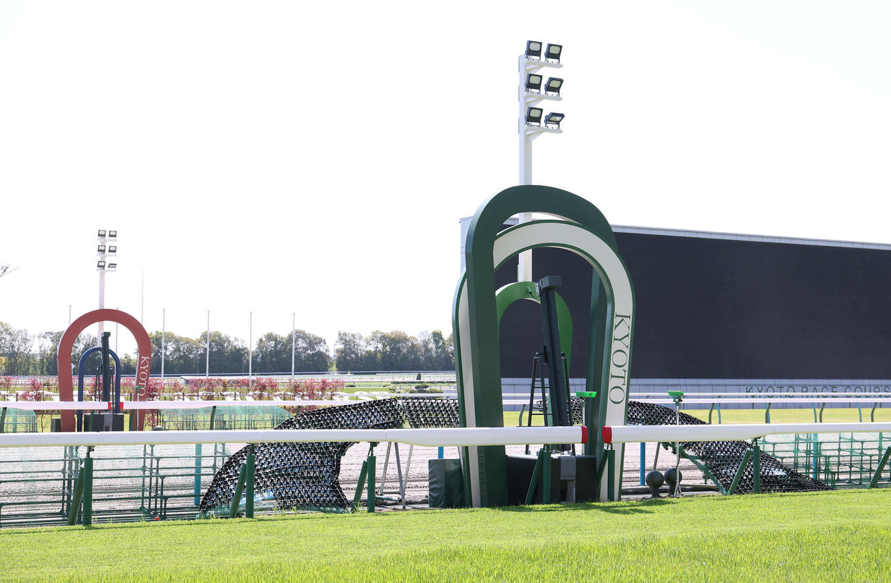 京都競馬場内覧会でお披露目されたダートコースのゴール板（左）と芝コースのゴール板（2023年4月10日撮影）