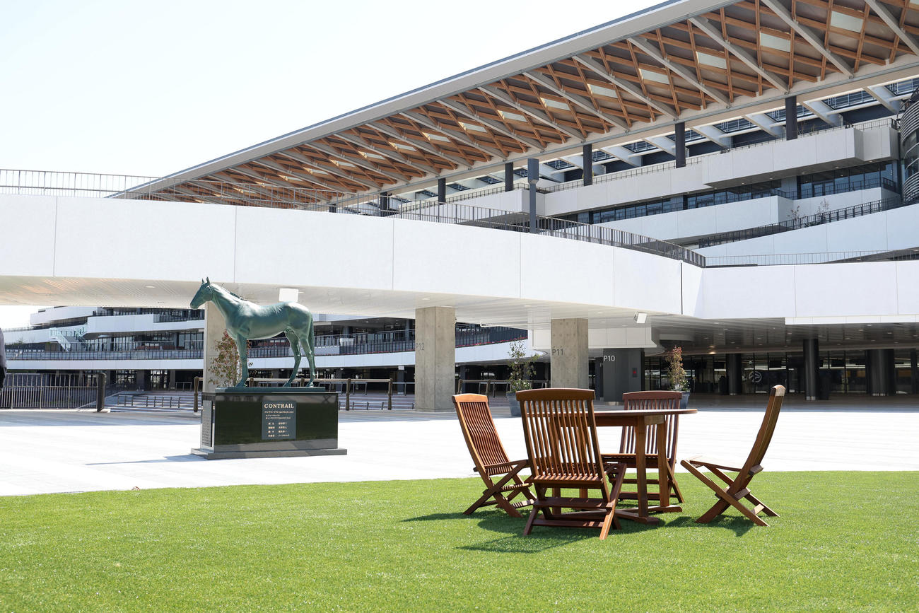 京都競馬場内覧会でお披露目されたコントレイル像と旧パドックエリアの屋外席（2023年4月10日撮影）
