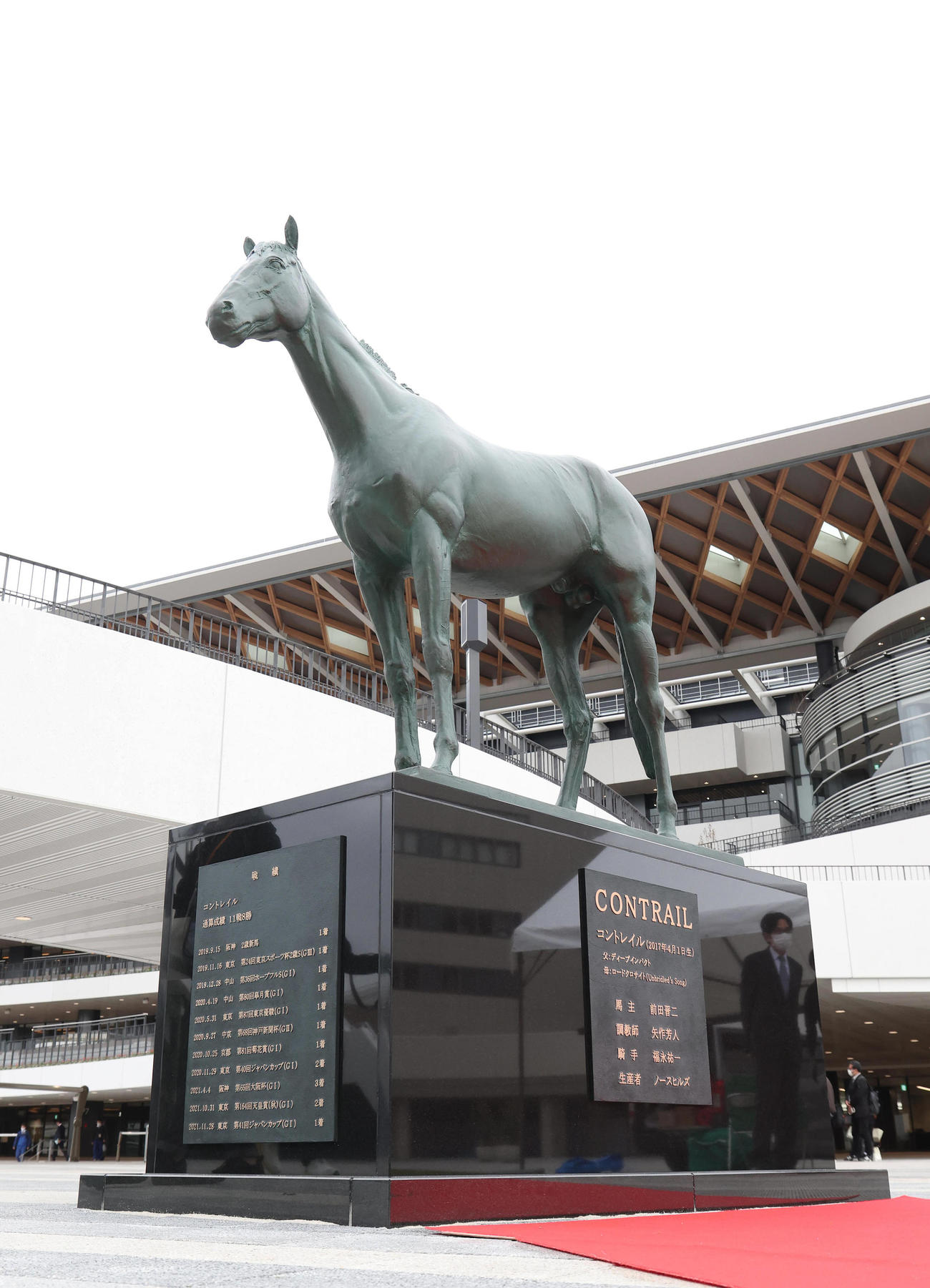 京都競馬場で披露されたコントレイル像（2023年4月6日撮影）