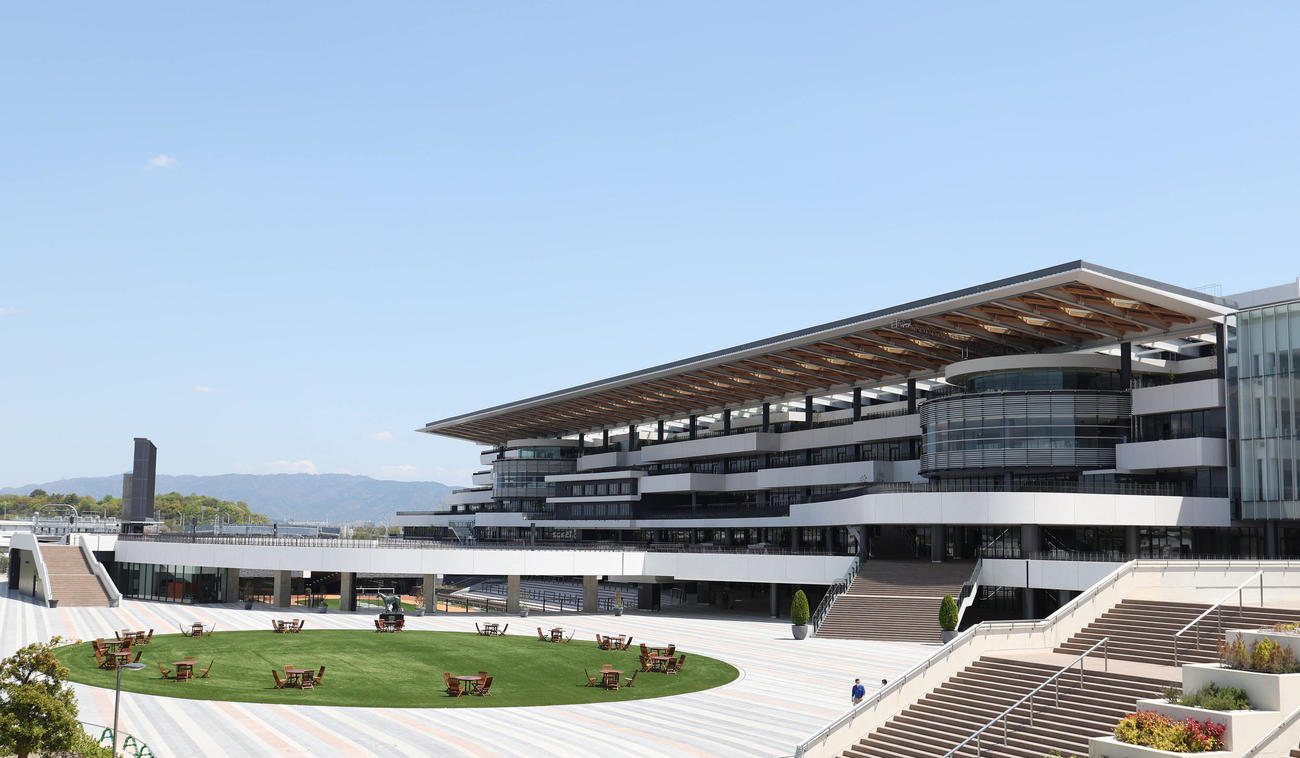 内覧会でお披露目された京都競馬場の新スタンド（2023年4月10日撮影）