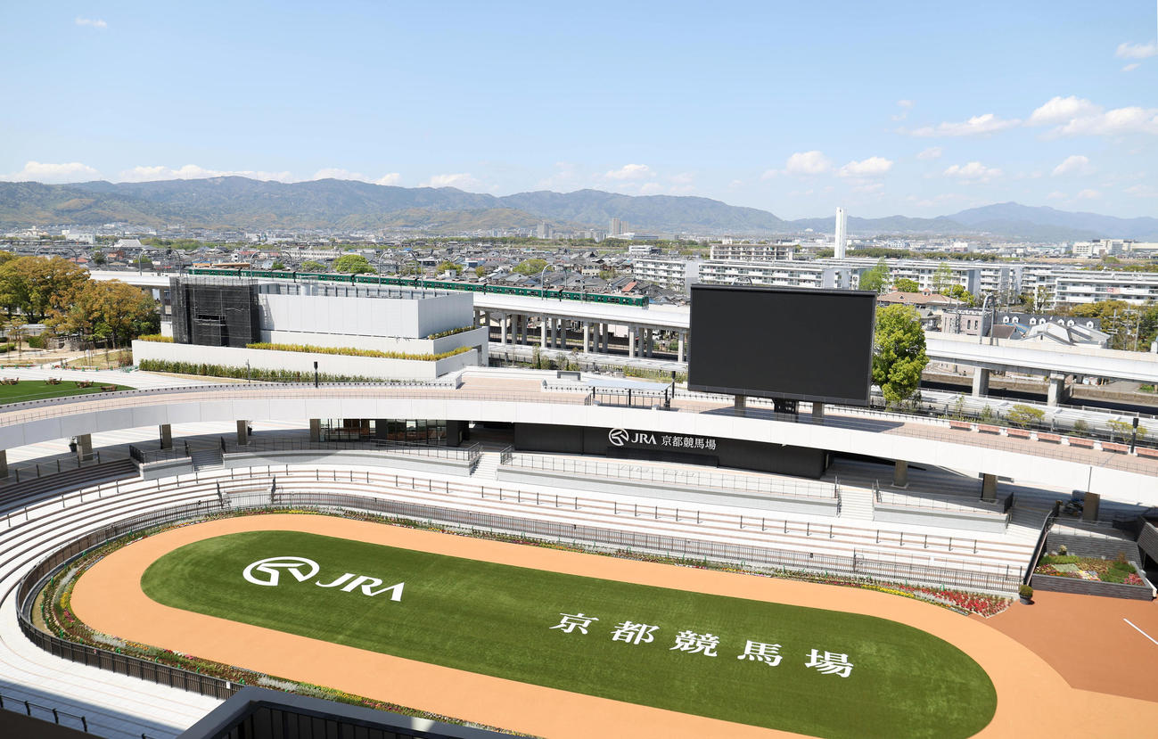内覧会でお披露目された京都競馬場の新しくなったパドック（2023年4月10日撮影）