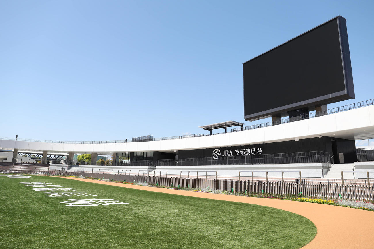 内覧会でお披露目された京都競馬場の新しくなったパドック（2023年4月10日撮影）
