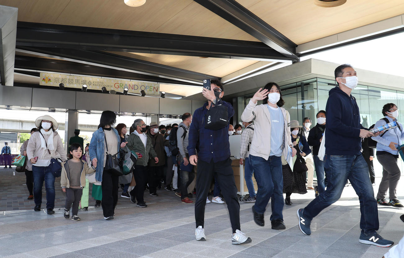 新装・京都競馬場が開門し「三冠ゲート」から入場するファン（撮影・白石智彦）