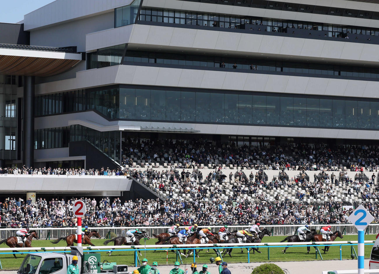 ファンが見守る中、リニューアルされた京都競馬場で芝コースを疾走する各馬