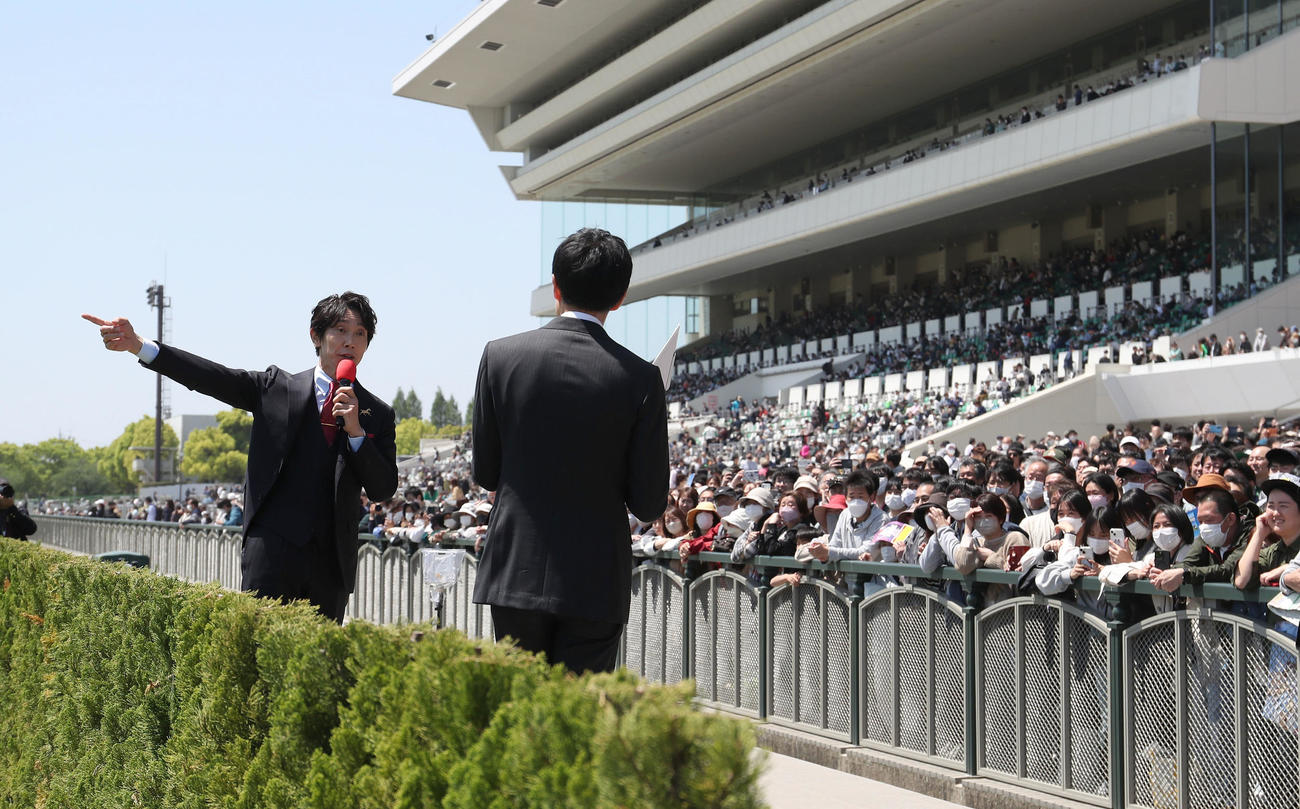 昼休みにトークショーを行う佐々木蔵之介（左）（撮影・白石智彦）