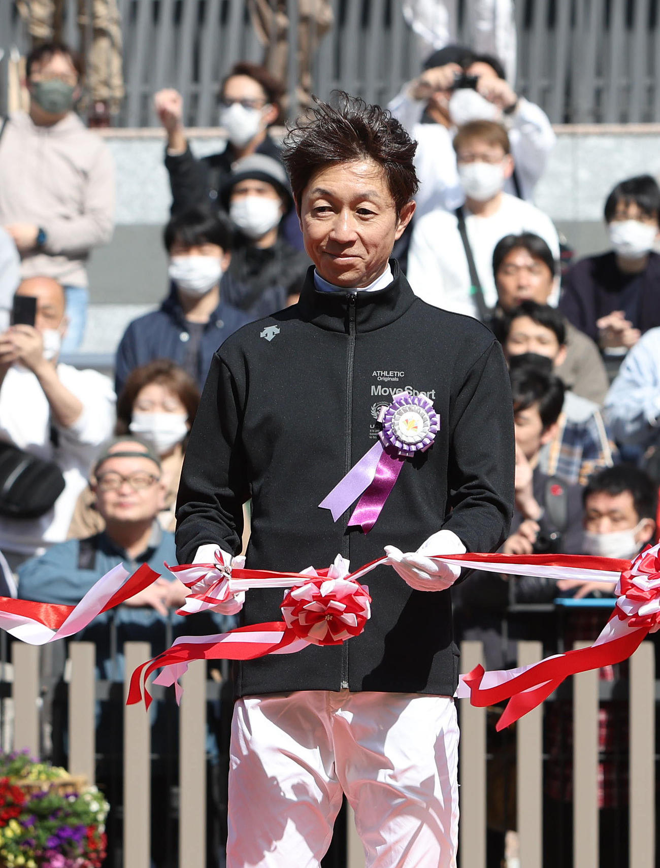 京都競馬場オープニングセレモニーでテープカットする武豊騎手（撮影・白石智彦）