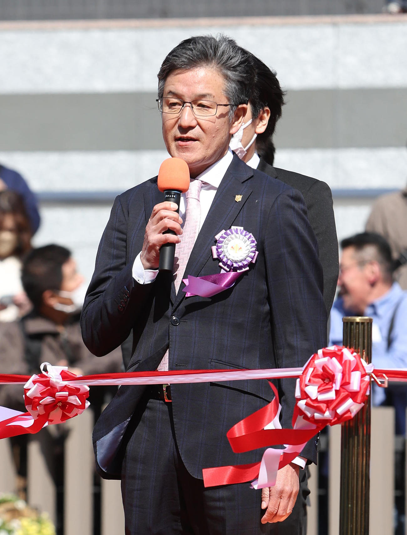 京都競馬場グランドオープンセレモニーであいさつする中竹師（撮影・白石智彦）