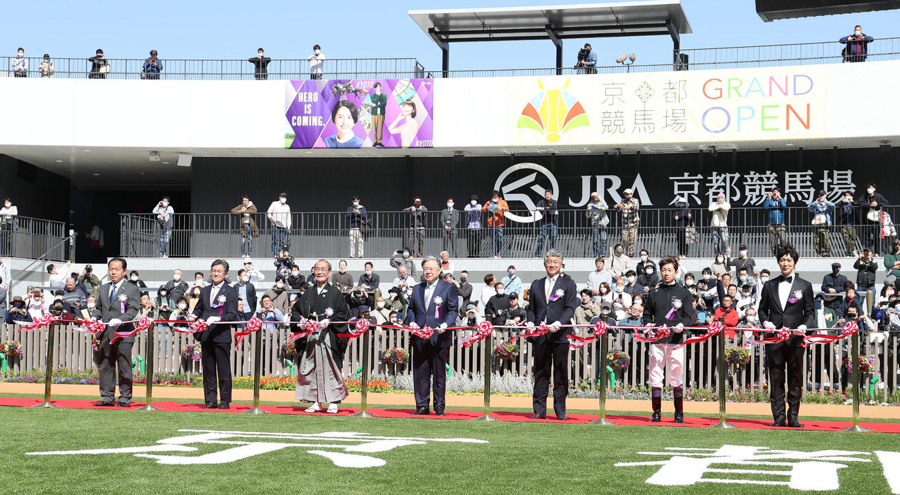 京都競馬場グランドオープンセレモニーでテープカットする、左から松田恵作場長、中竹和也調教師、門川大作京都市長、後藤正幸理事長、大八木信行京都馬主会会長、武豊騎手、佐々木蔵之介（撮影・白石智彦）