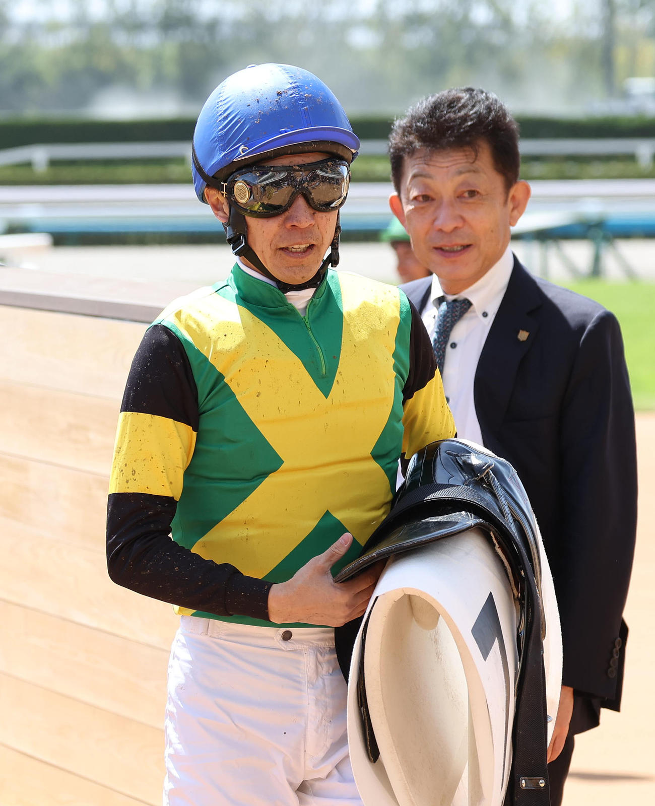 新装京都競馬場のオープニングレースを3着で終えて引き揚げる武豊騎手（左）（撮影・白石智彦）