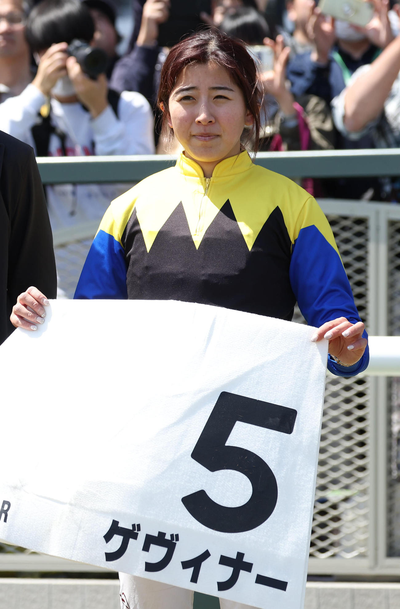 ゲヴィナーで京都6Rを制し、口取りに並ぶ今村騎手（撮影・白石智彦）