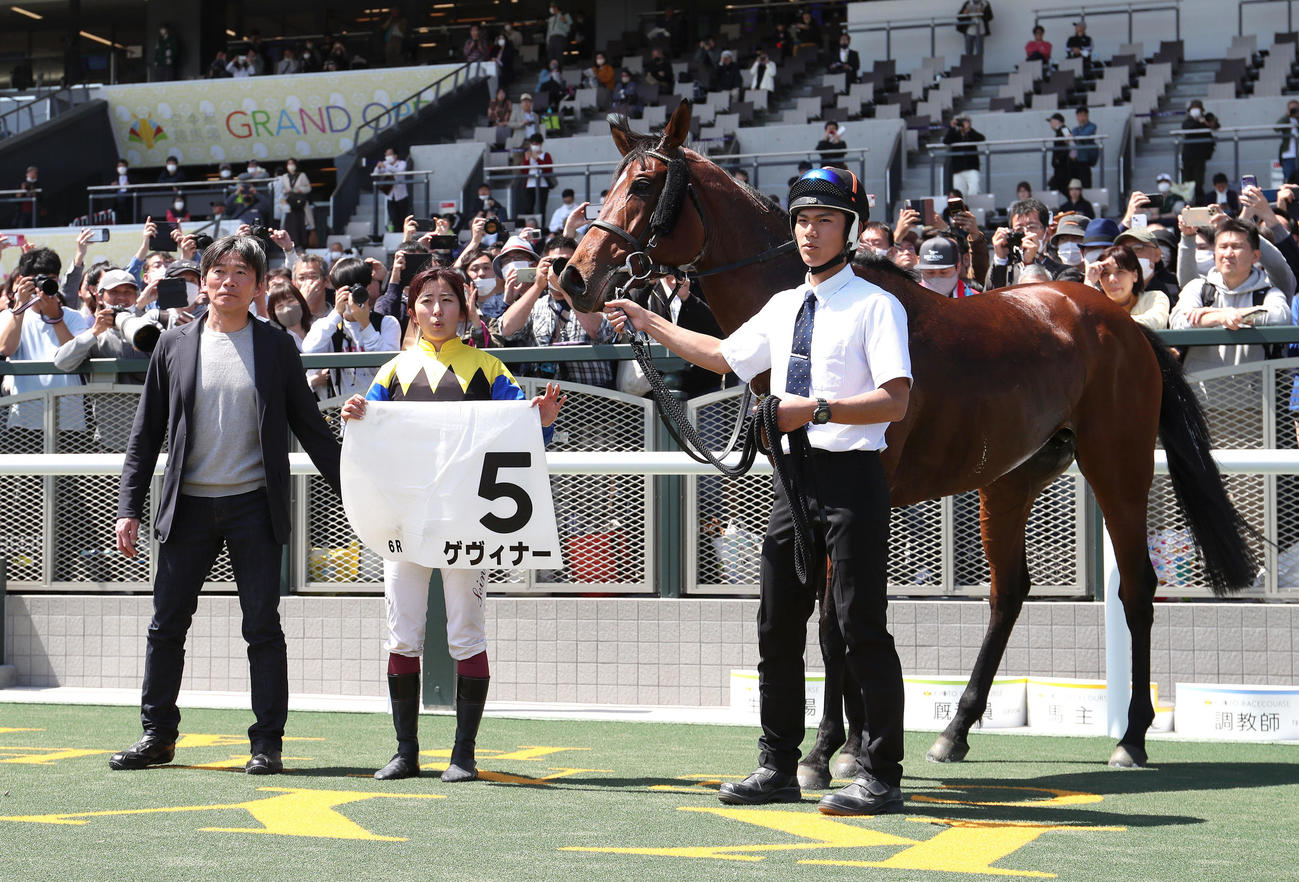 ゲヴィナーで京都6Rを制し、口取りに並ぶ今村騎手（中央）（撮影・白石智彦）