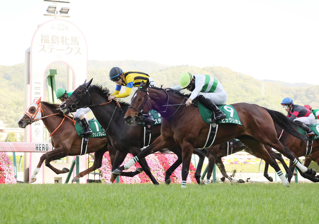 福島牝馬Sを制したステラリアと団野騎手（中央）。左は3着クリノプレミアム、右は2着ビッグリボン