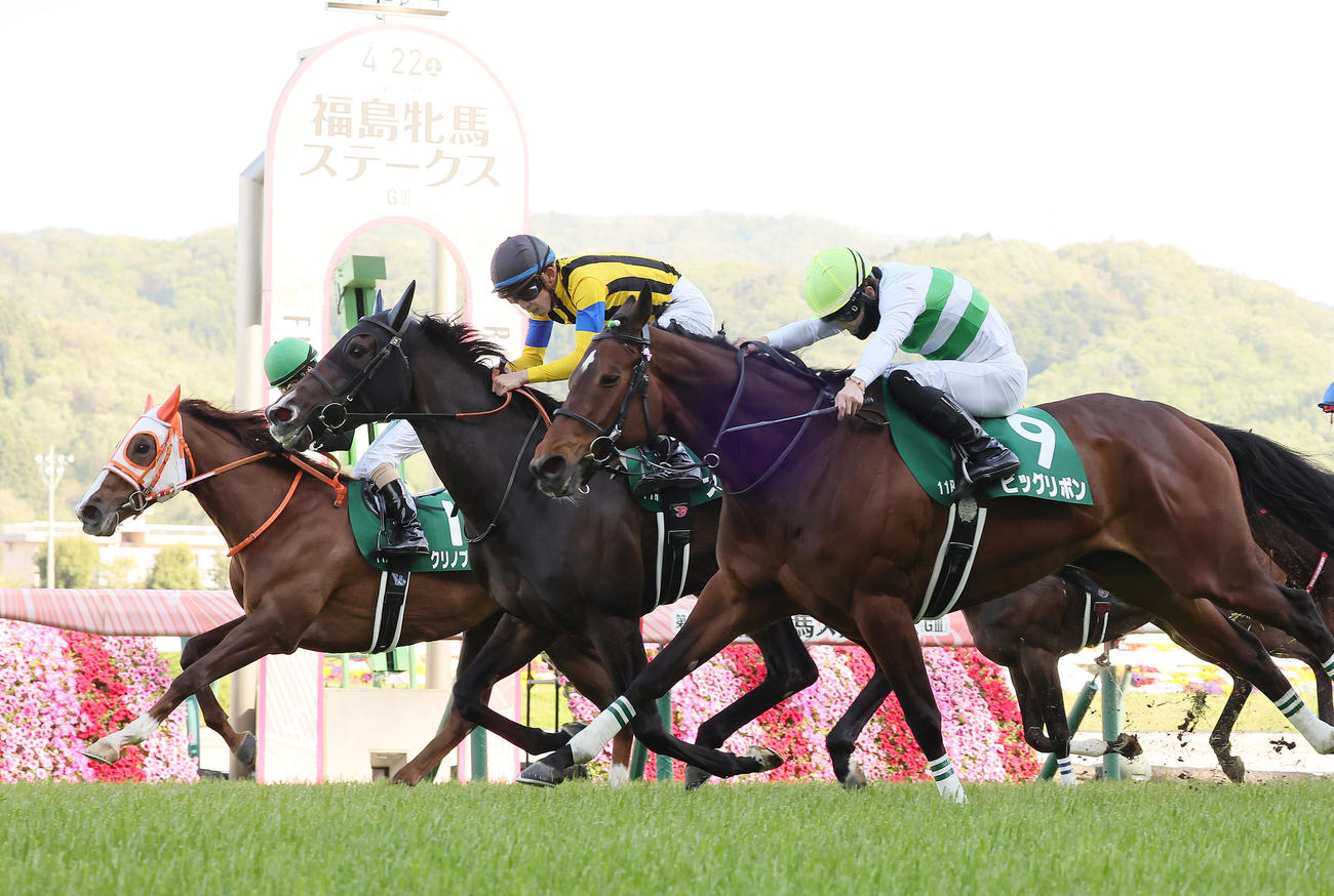 福島牝馬Sを制したステラリアと団野騎手（中央）。左は3着クリノプレミアム、右は2着ビッグリボン