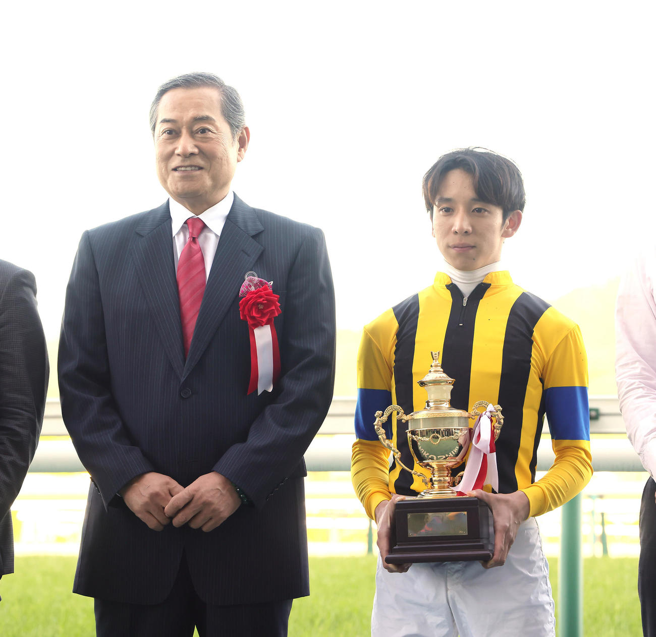 福島牝馬Sを制したステラリアの団野騎手（右）はプレゼンターの松平健と笑顔で記念撮影に臨む