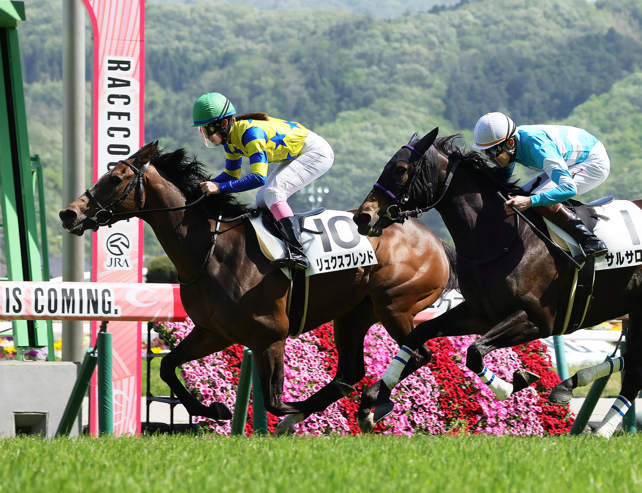 4歳以上1勝クラスを制したリュクスフレンドと永島騎手（左）（撮影・足立雅史）