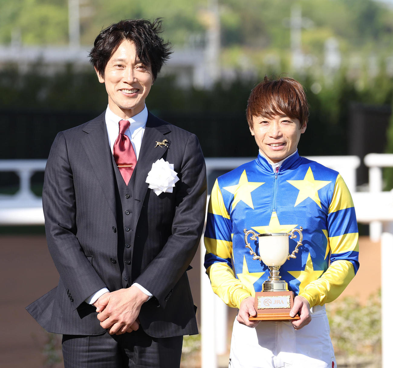記念写真に納まるプレゼンターの佐々木蔵之介（左）と池添騎手（撮影・白石智彦）