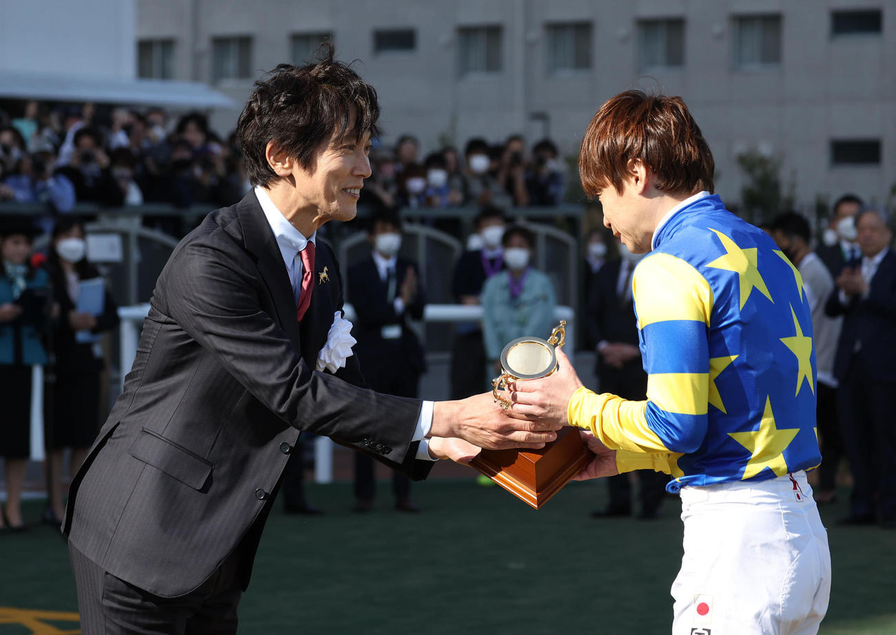 京都11R、池添騎手（右）にトロフィーを授与するプレゼンターの佐々木蔵之介（撮影・白石智彦）