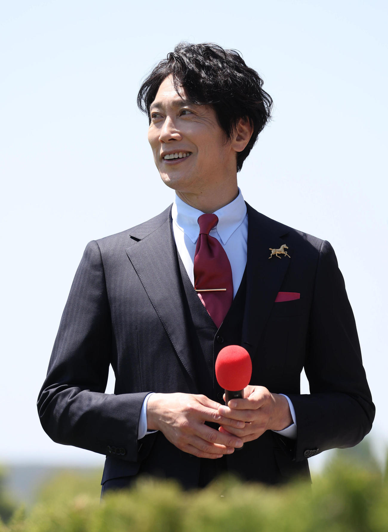 昼休みのトークショーでターフビジョンのCMを見る佐々木蔵之介（撮影・白石智彦）