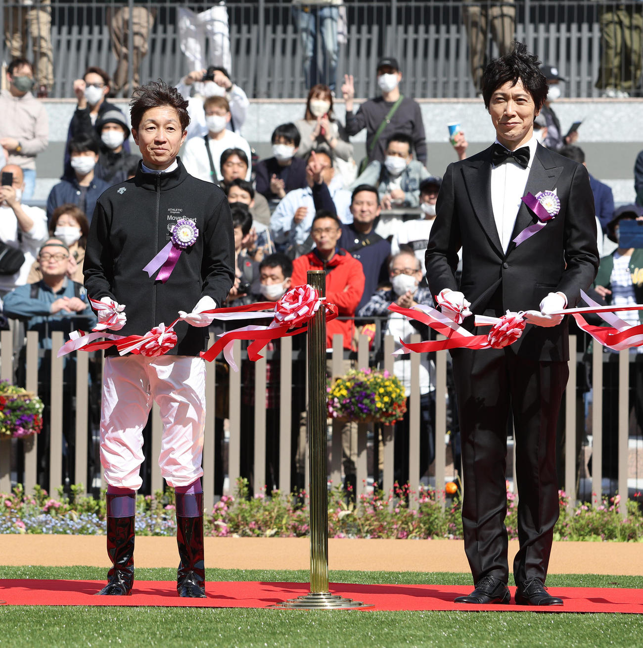 京都競馬場グランドオープンセレモニーでテープカットする武豊騎手（左）と佐々木蔵之介（撮影・白石智彦）