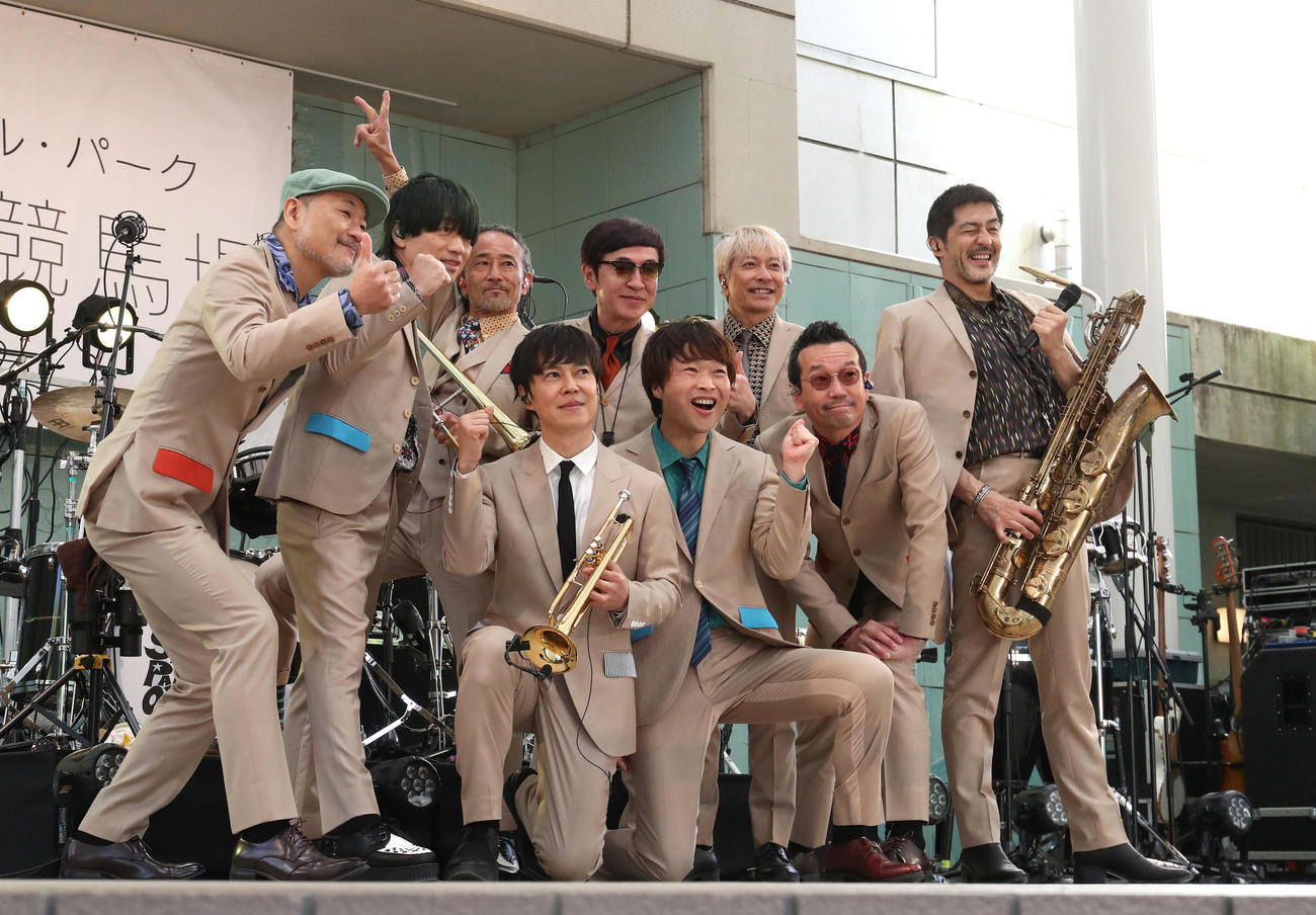 「東京スカパラダイスオーケストラ公開収録ライブ」を終え写真に納まるメンバー（撮影・白石智彦）