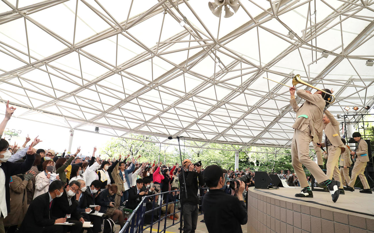 京都競馬場グランドオープンを記念して行われた「東京スカパラダイスオーケストラ公開収録ライブ」