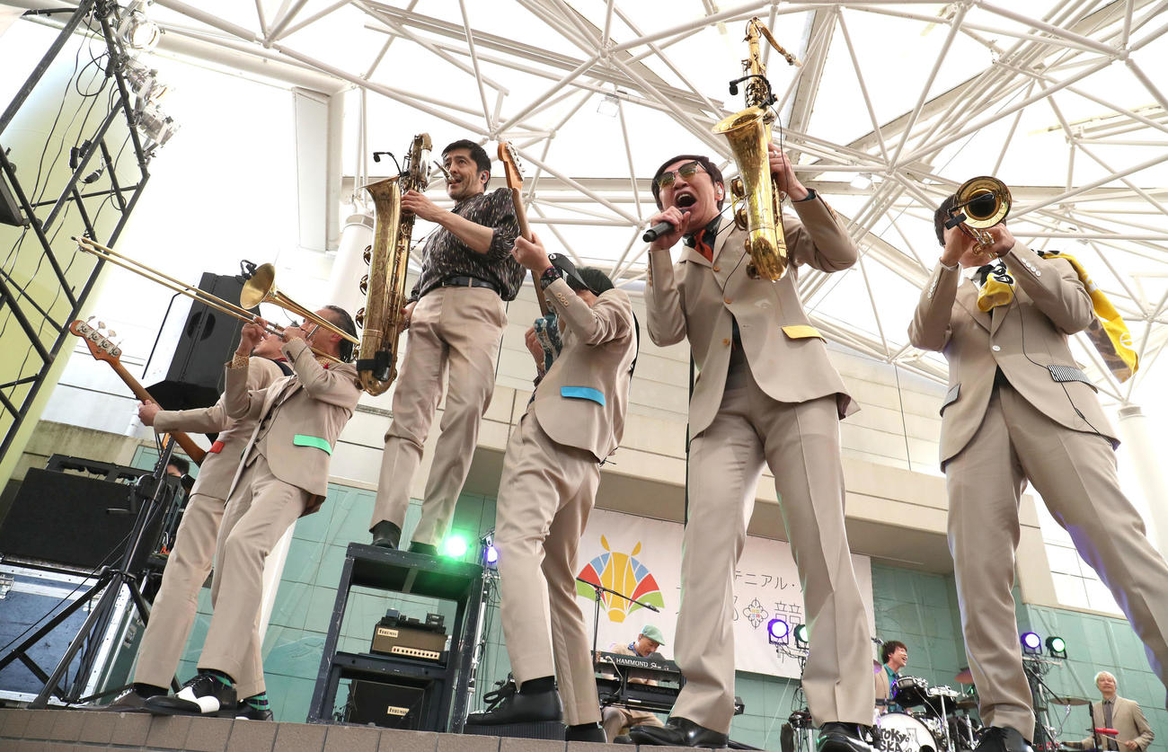 公開収録ライブを行う東京スカパラダイスオーケストラ（撮影・白石智彦）