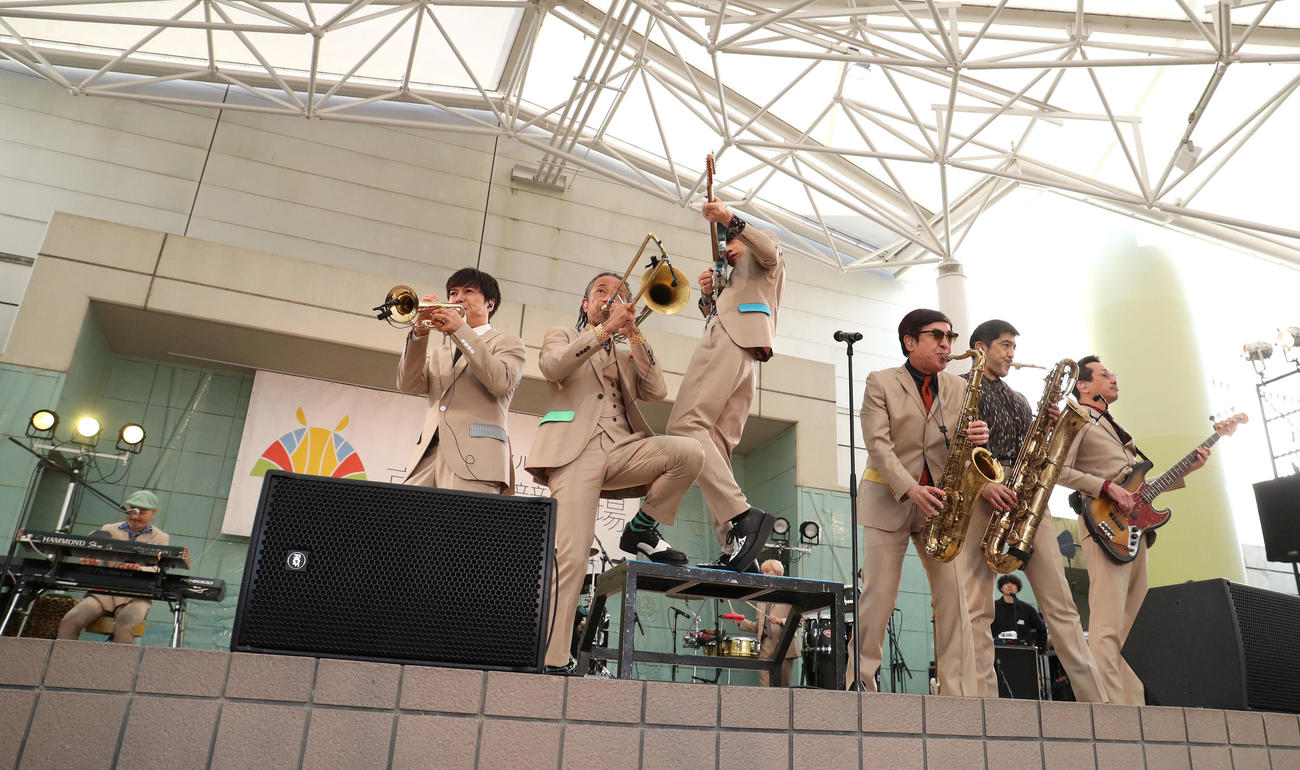 公開収録ライブを行う東京スカパラダイスオーケストラ（撮影・白石智彦）