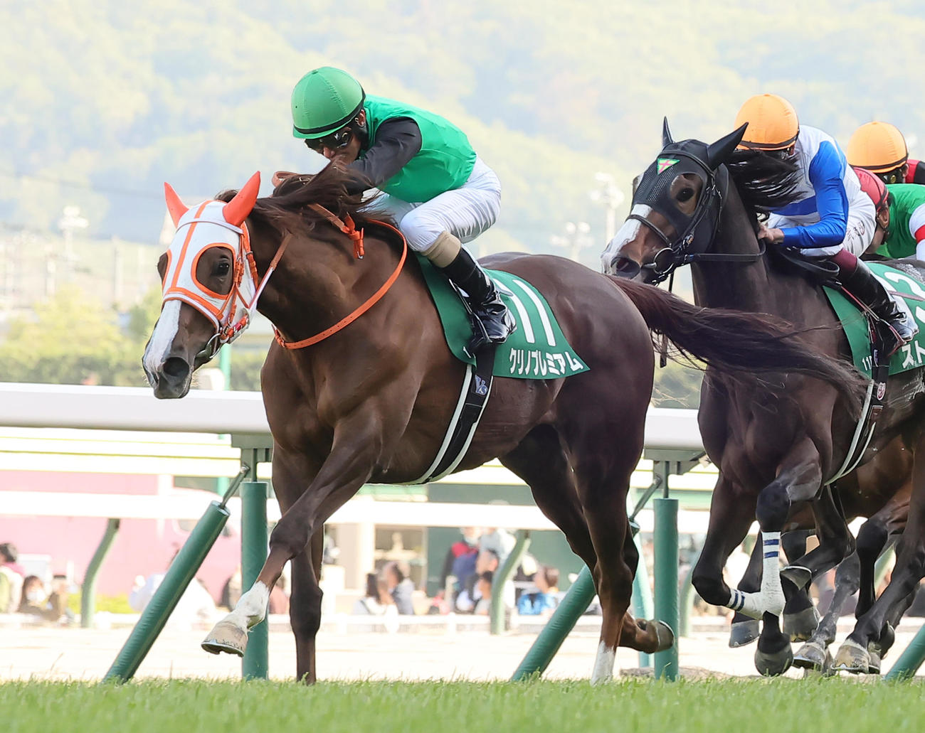 福島牝馬S3着のクリノプレミアムと柴田善騎手（左）（撮影・足立雅史）