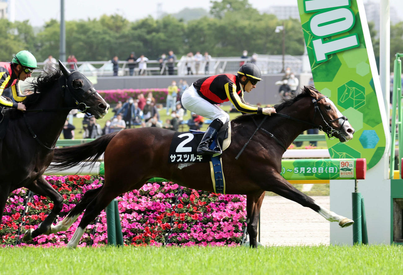 新緑賞を制したサスツルギ（右）とC・ルメール騎手（撮影・鈴木正人）