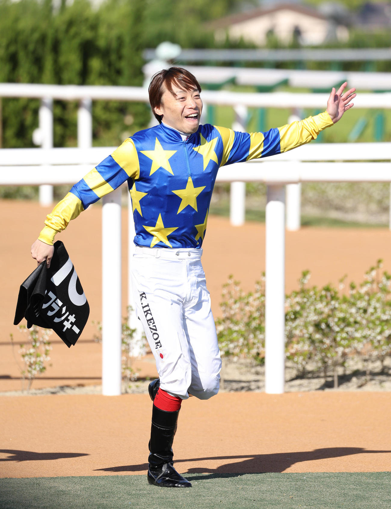 京都競馬場グランドOP記念を制し、笑顔でウイナーズサークルに入る池添騎手（撮影・白石智彦）