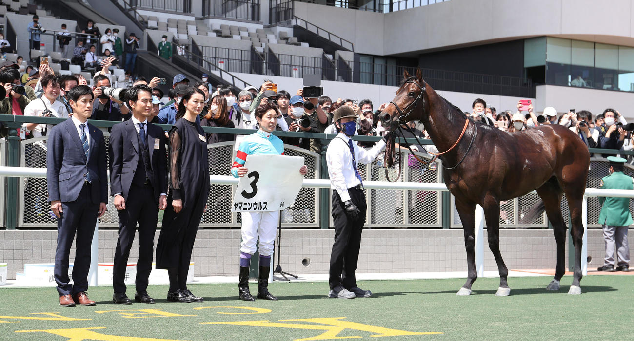 京都6R、3歳1勝クラスを制したヤマニンウルスと口取りに並ぶ武豊騎手（右から2人目）（撮影・白石智彦）