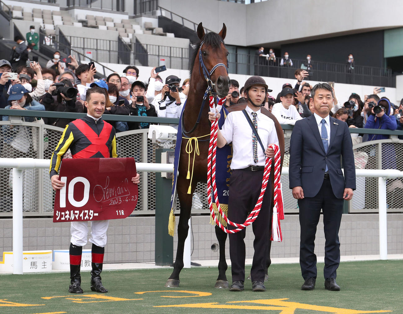 京都11R、シュネルマイスターでマイラーズCを制して口取りに並ぶC・ルメール騎手（左）（撮影・白石智彦）