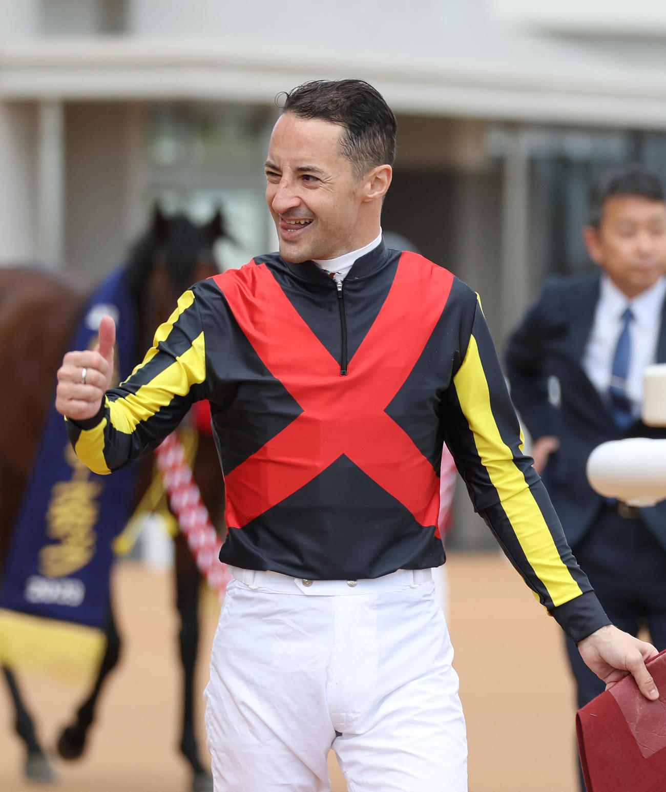 京都11R、ファンの声援にサムアップで応えるC・ルメール騎手（撮影・白石智彦）