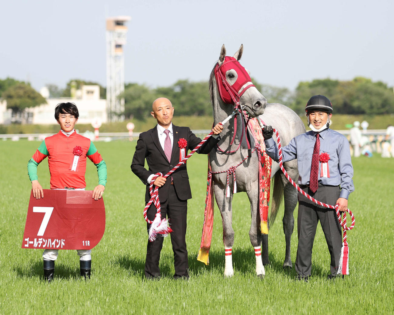 フローラSを制したゴールデンハインドと菅原明良騎手（撮影・鈴木正人）