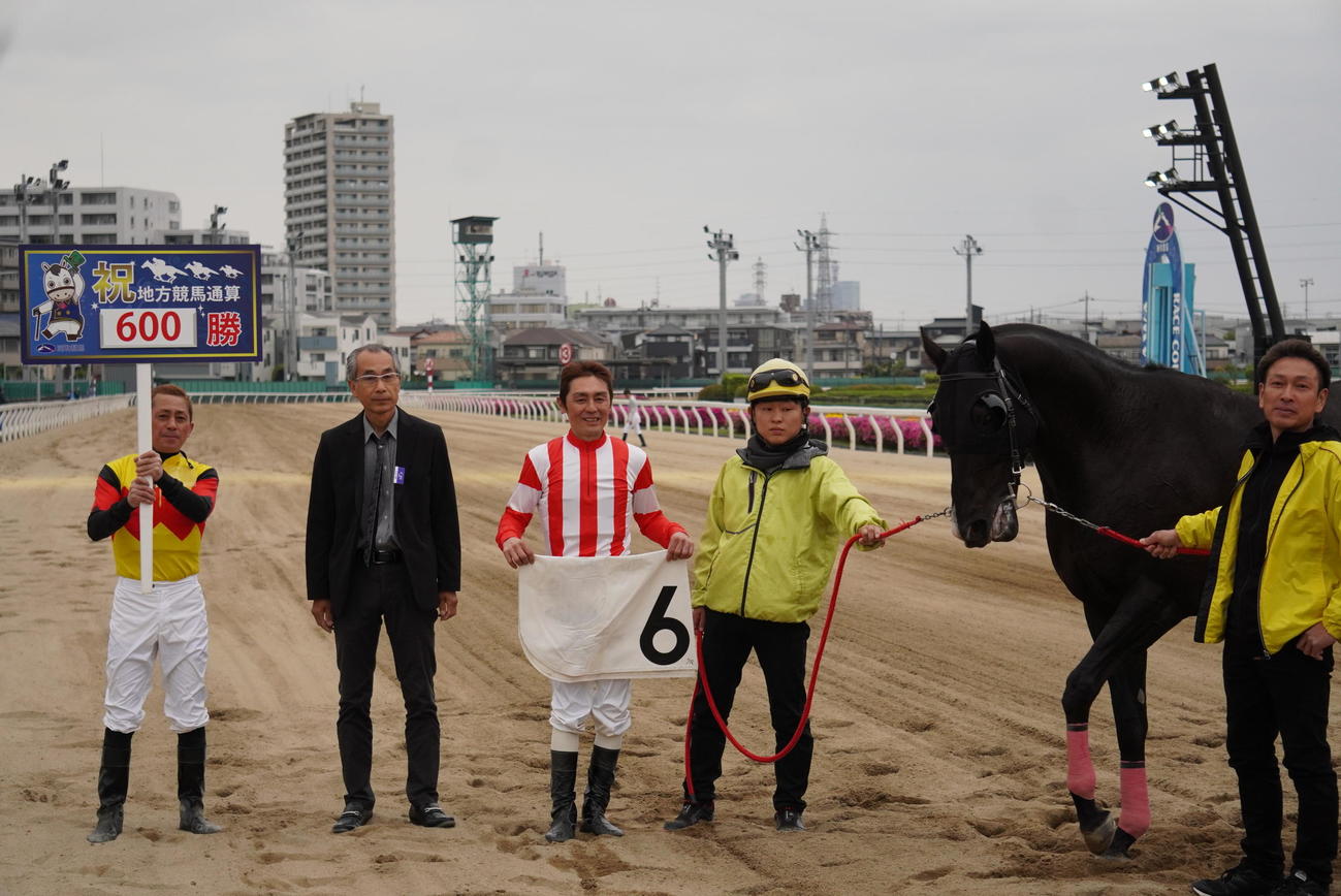 地方通算600勝を達成した秋元耕成騎手（左から3人目）