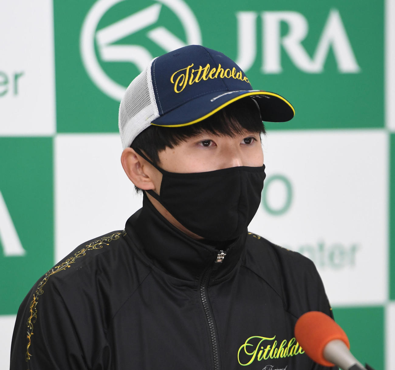 タイトルホルダーの追い切りの後、会見する横山和騎手（撮影・柴田隆二）