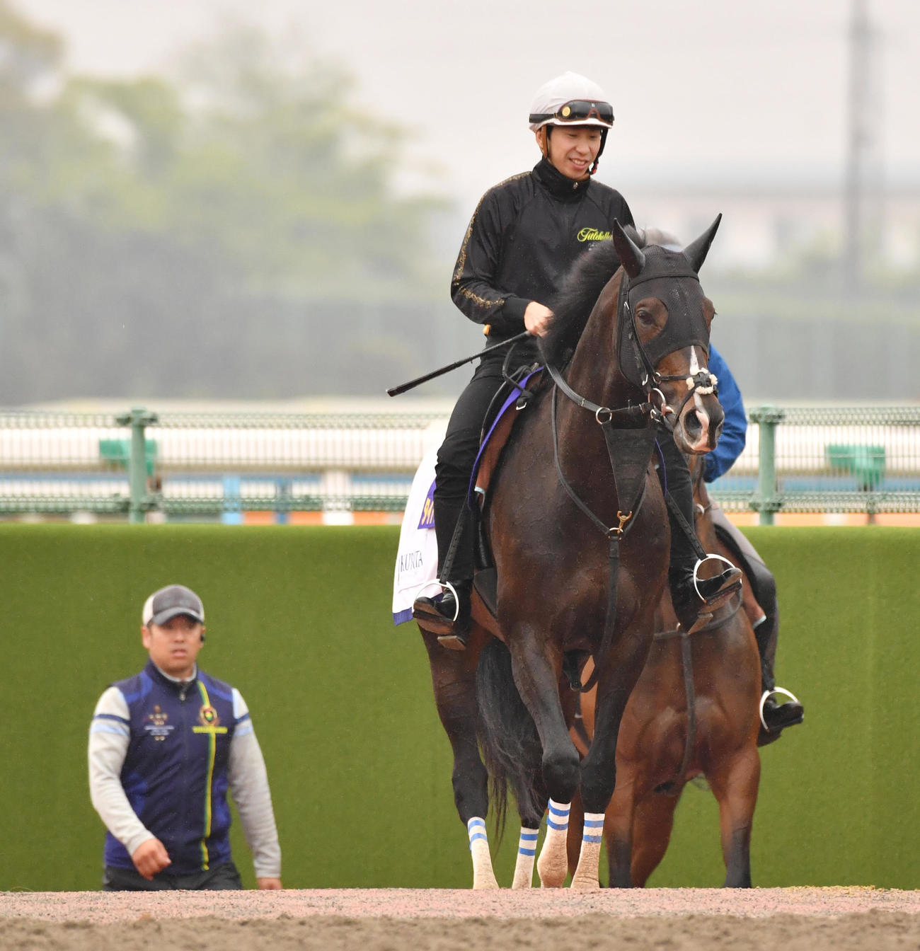タイトルホルダーの追い切りを終えた横山和騎手。左は栗田調教師（撮影・柴田隆二）